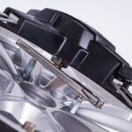 De adapter wordt vastgezet op twee wielbouten in plaats van één